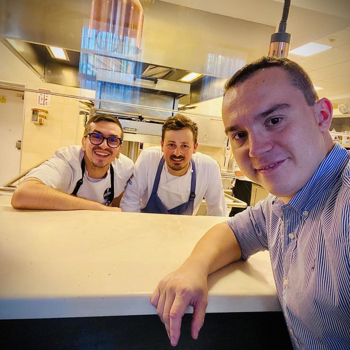 selfie Catalin FoodInRomania  alaturi de chef Dexter, Bogdan Alexandescu