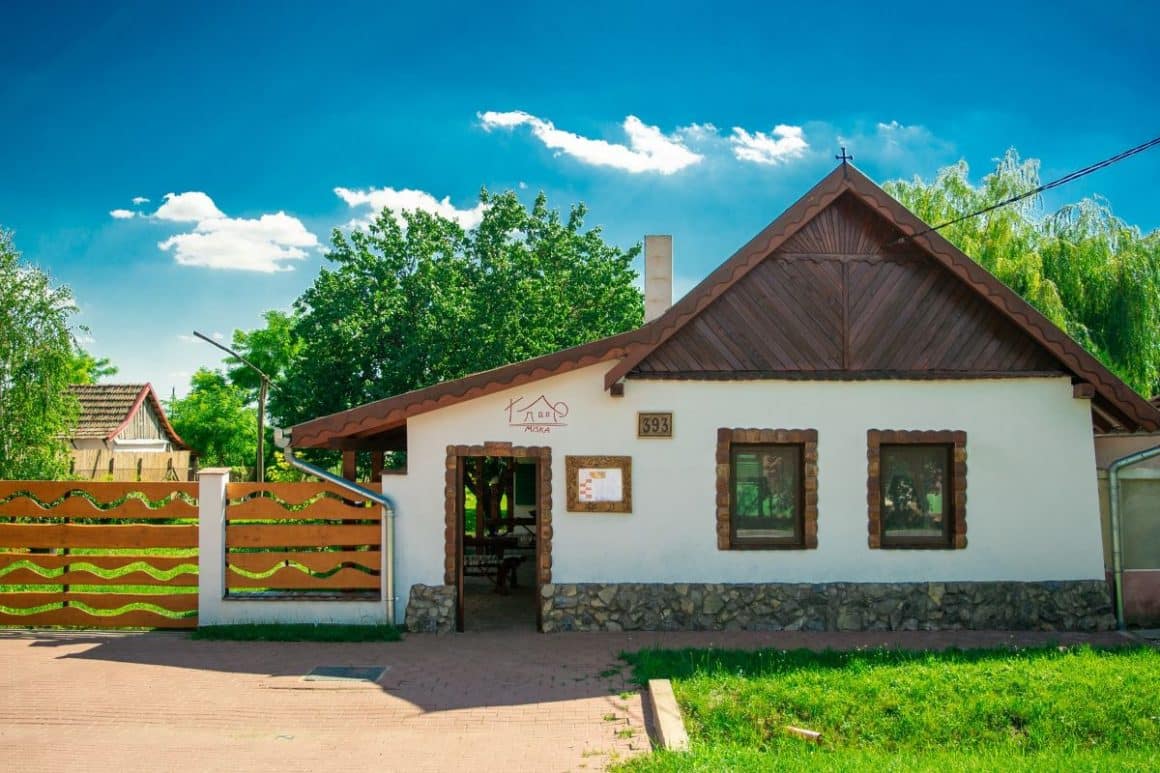 Casa batraneasca reconditionata, unde se afla restaurant Miska, judetul Arad. Restaurante de la sate, România culinară tradițională