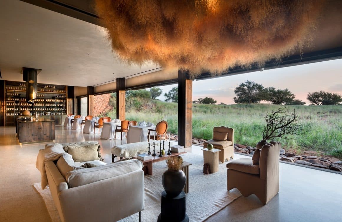 sala de mese luxoasa, si eleganta de la Klein Jan Africa, cu o lateraladeschisa care ofera acces direct la pajistea naturala