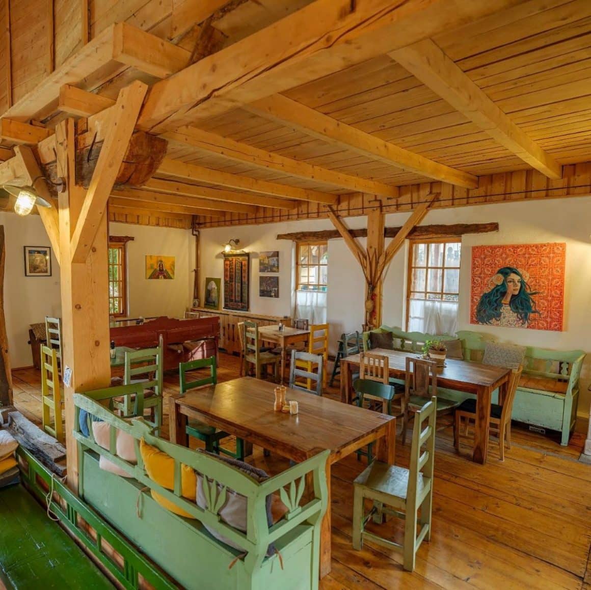 Interiorul restaurantului Viscri 32. Restaurante de la sate, România culinară tradițională