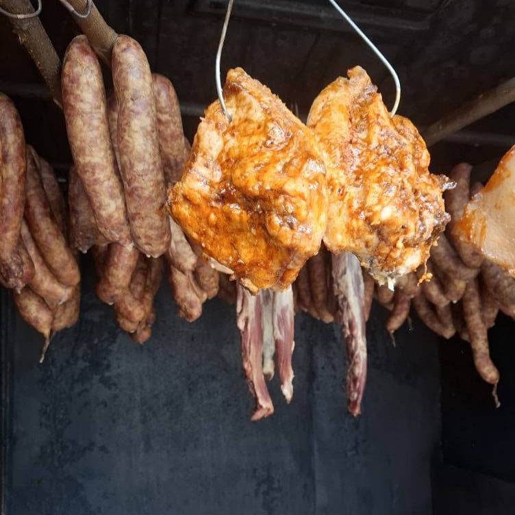 Cârnați și carne afumată în afumătoarea de la Acasă la Maya, Rudăria, Banat. Puncte gastronomice locale