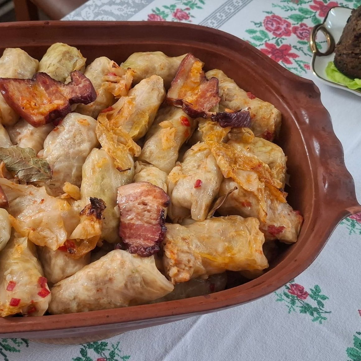 Sarmale cu afumătură servite în vas de lut la Acasă la Maya, punct gastronomic din Rudăria