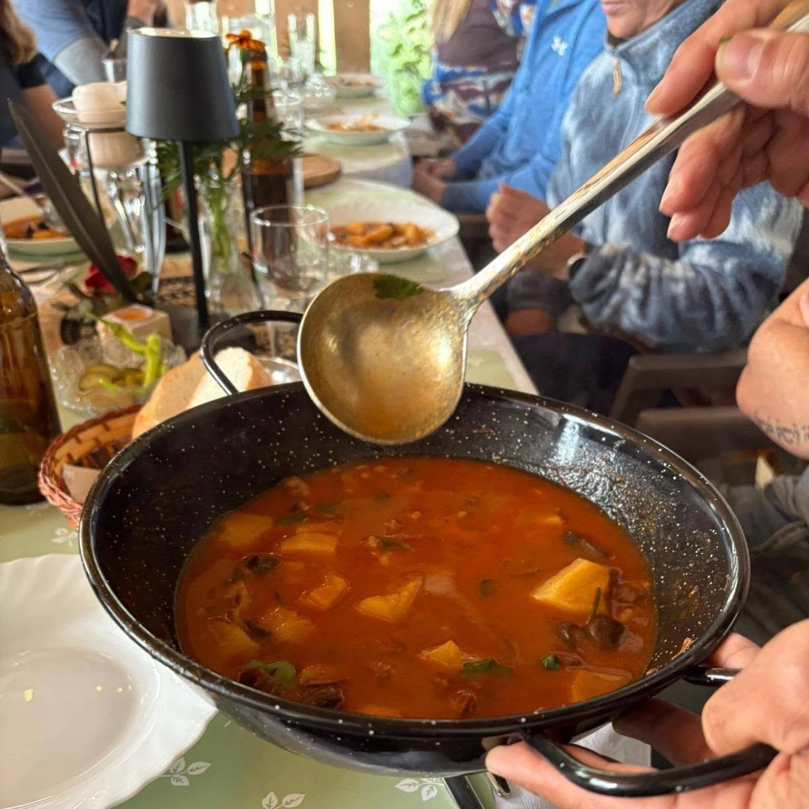 Tocăniță hațegană servită în tavă de fontă la Nopcsa's Grill Santamaria, Bărăștii Hațegului