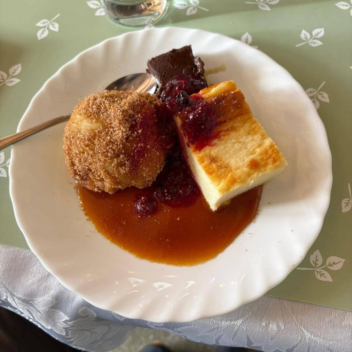 Desert de casă cu gem de fructe de pădure la Nopcsa's Grill Santamaria, punct gastronomic din Hațeg