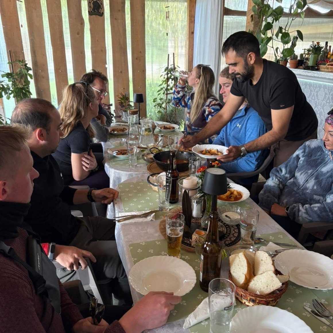 Arturo Muñoz servind oaspeții la Nopcsa's Grill Santamaria, punct gastronomic local din Bărăștii Hațegului