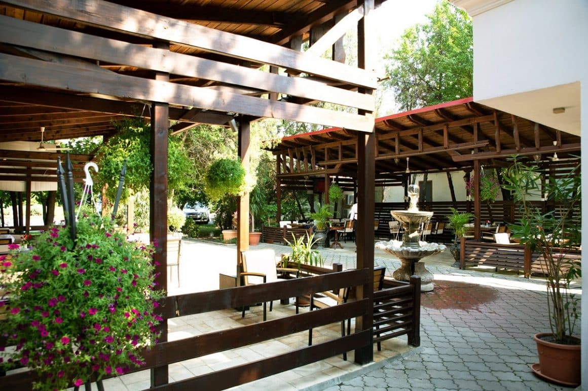 Terasa restaurantului Chez Toni, pcu separeuri din lemn,  unul din restaurante libaneze din București
