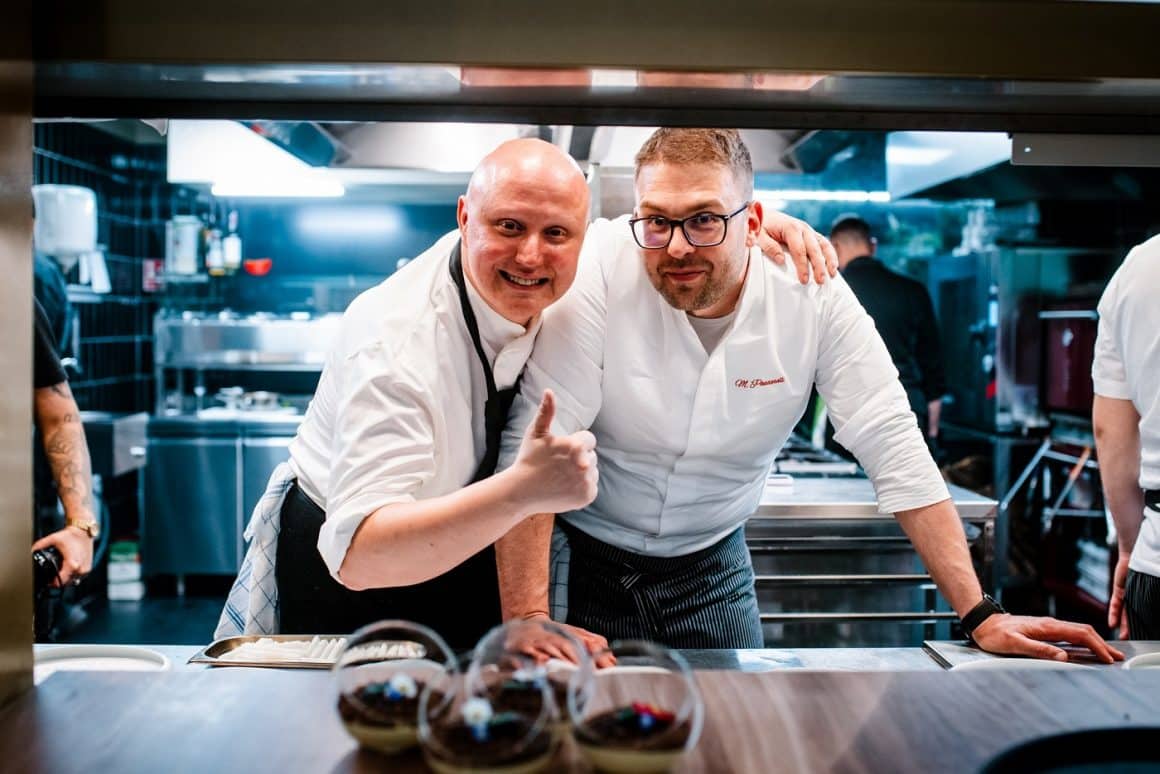 Chef Giuseppe Raciti, din ghidul Michelin, alături de Chef Michael Passareli, în bucătărie la cină aniversară Sciccheria