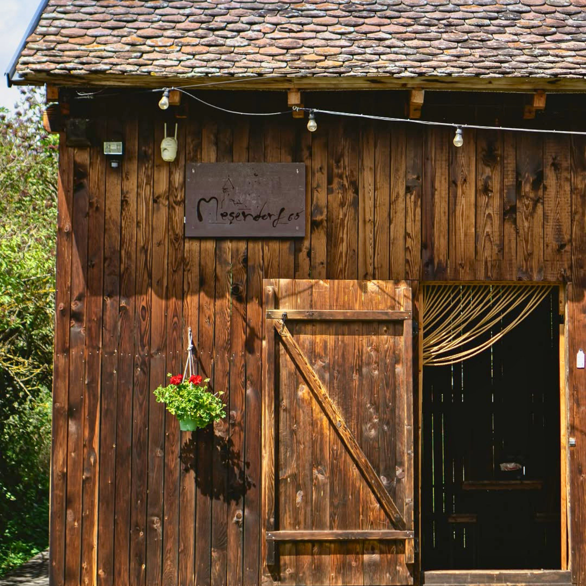 Intrarea în șura Meșendorf 65, punct gastronomic local din Brașov