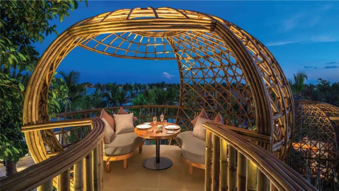 restaurant Terra din Maldive, unde iei cina intr-un cuib de bambus suspendat. Cină extravagantă