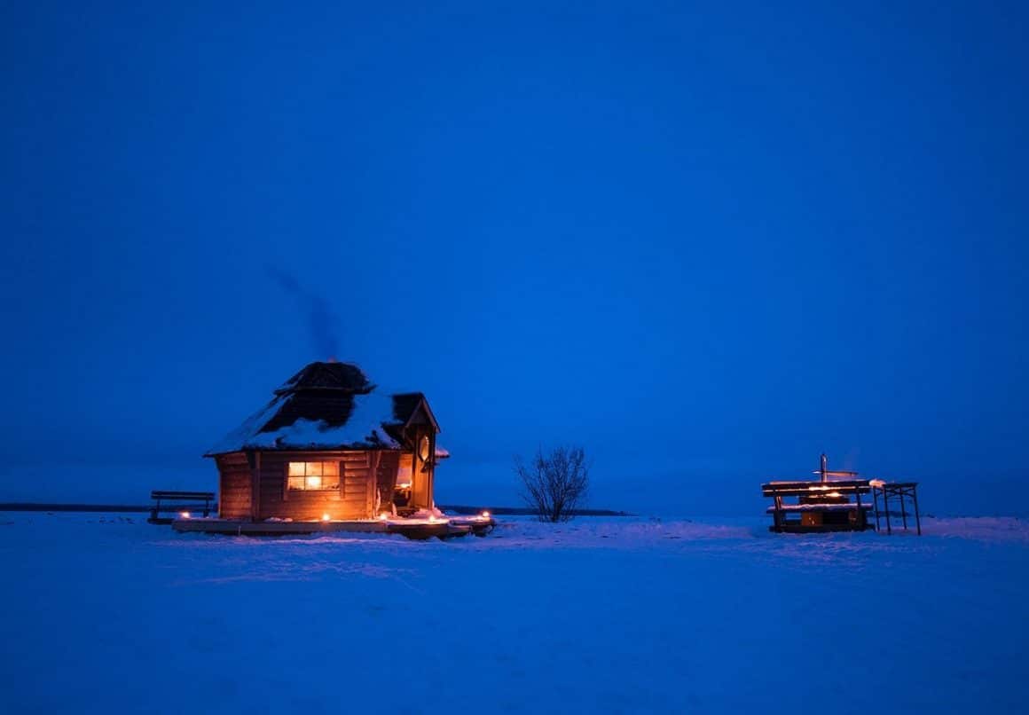 cabanuta de lemn in mijlocul ghetii, noaptea la Brandon Lodge Suedia