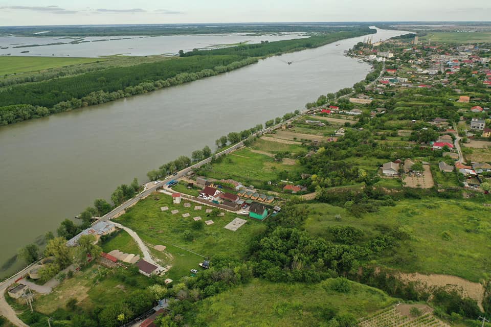 Imagine de ansamblu, de sus, cu bratele Dunării de la Sf. Gheorghe siasezari din Mahmudia, Casa Malul Dunării. Unde mâncăm în Delta Dunării