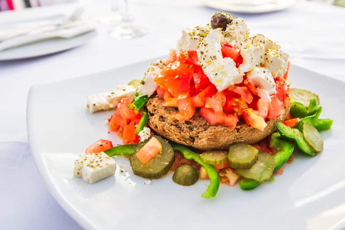 Dakos, salata grecească specifică Cretei cu legume, branza feta și masline