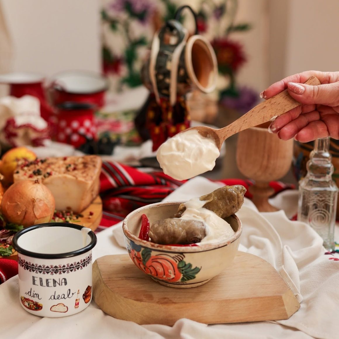 Sarmale cu smântână servite la Elena din Deal, punct gastronomic local din Tiha Bârgăului