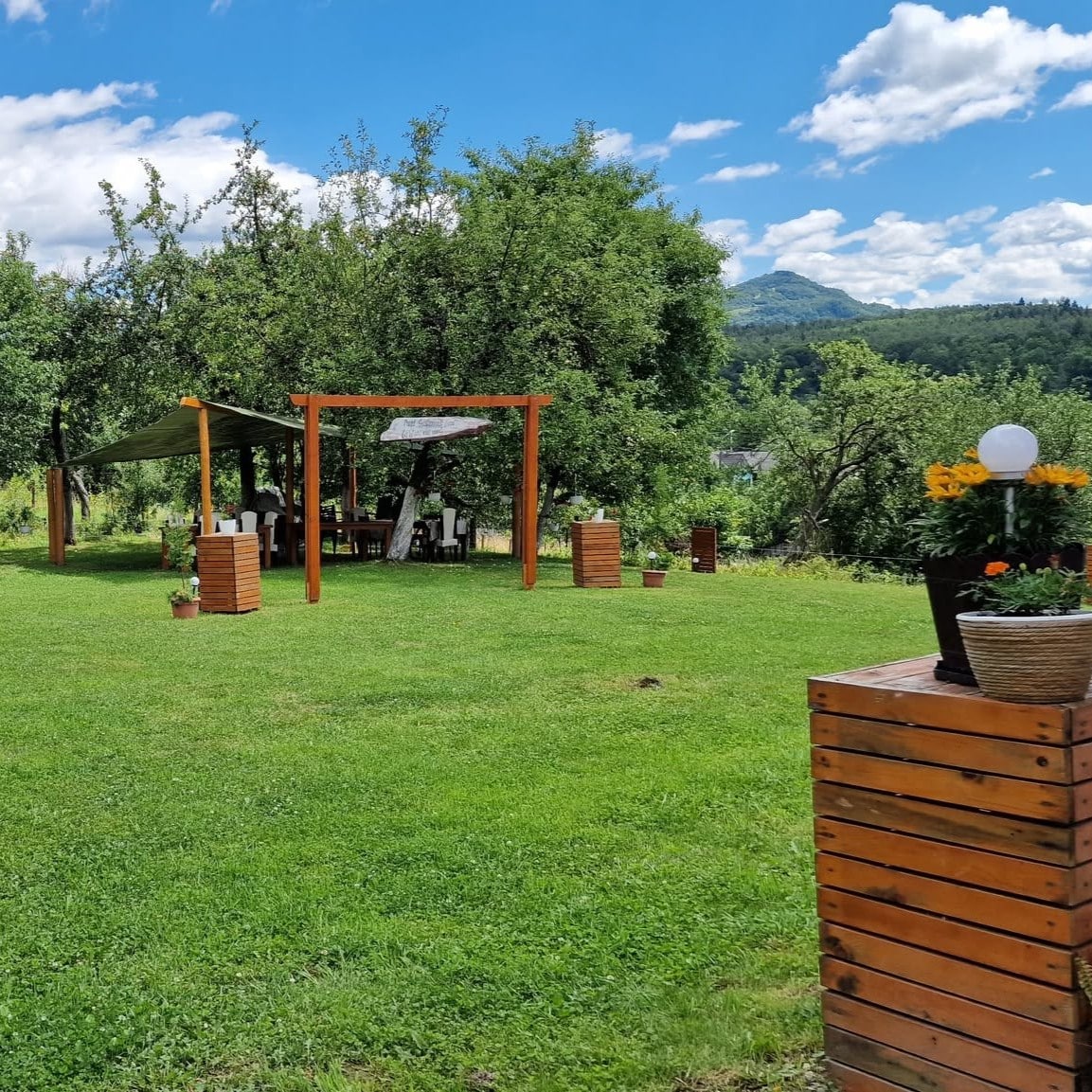 Zona de mese în aer liber de la Elena din Deal, Tiha Bârgăului, cu vedere spre munte