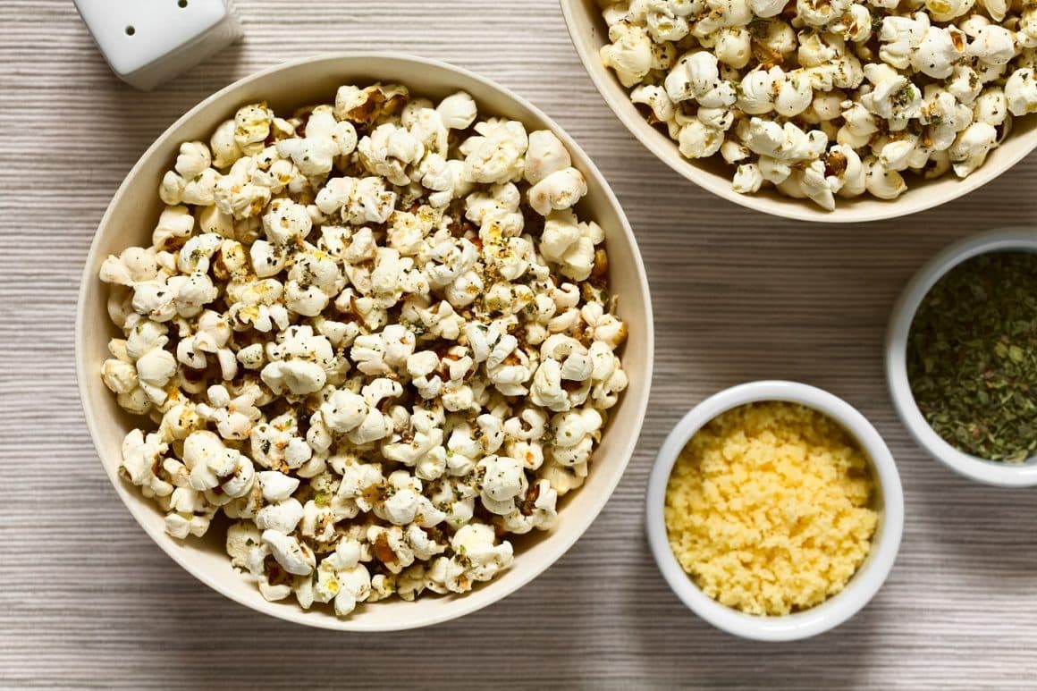 bol cu popcorn cu parmezan, ierburi aromatice și usturoi