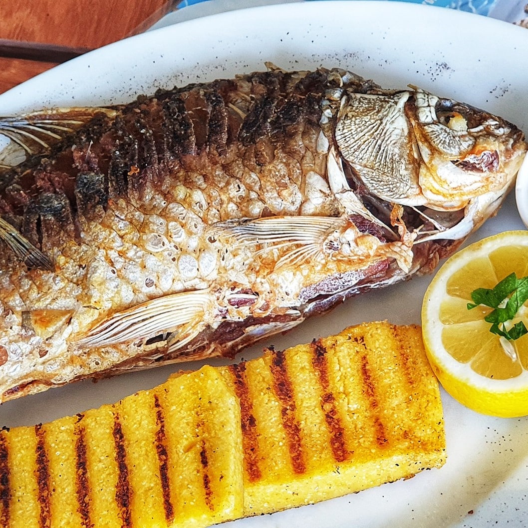 Pește proaspăt fript, servit cu mamaliga si lamaie la Taverna La Năvod, unde mâncăm în Delta Dunării