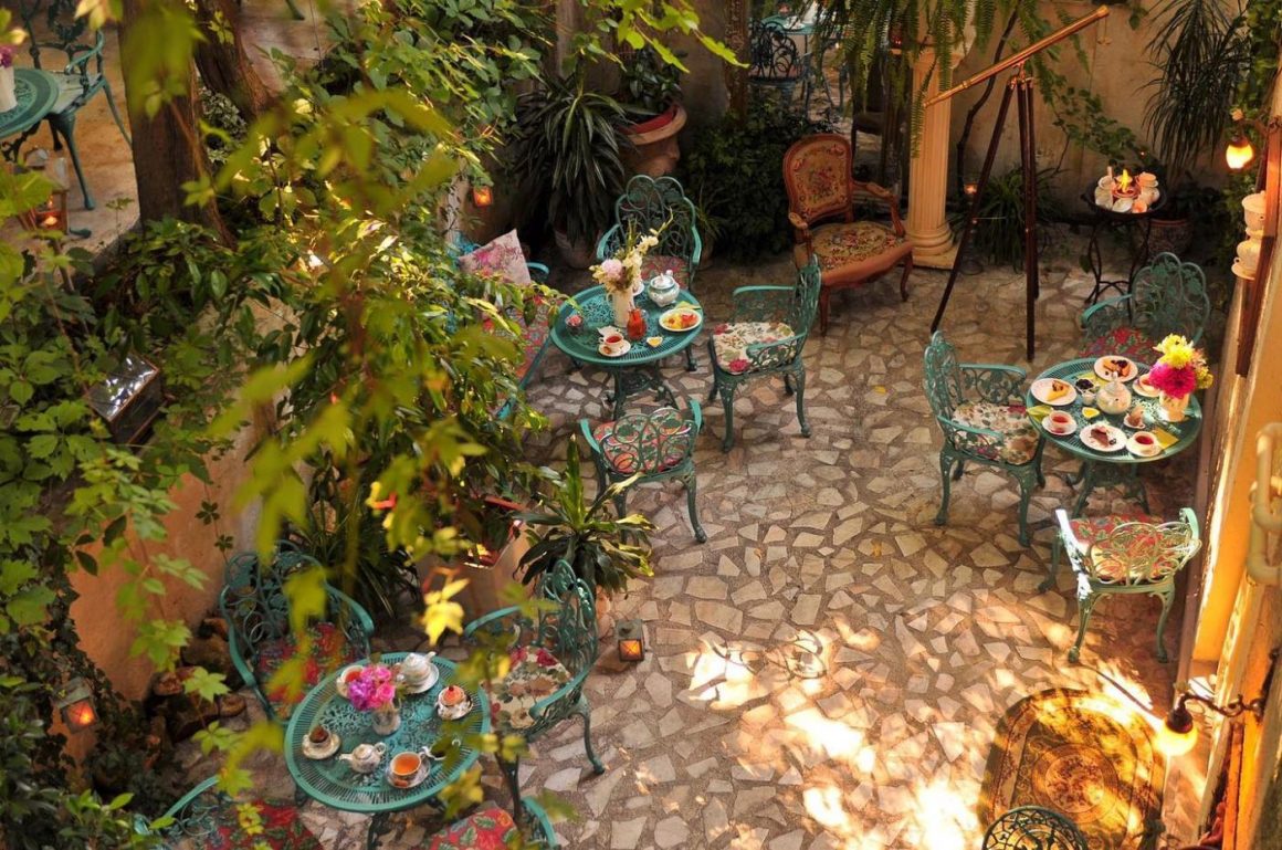 Grădini din București: ceainăria Infinitea, un loc boem cu mobilier din fier forjat si multa verdeata