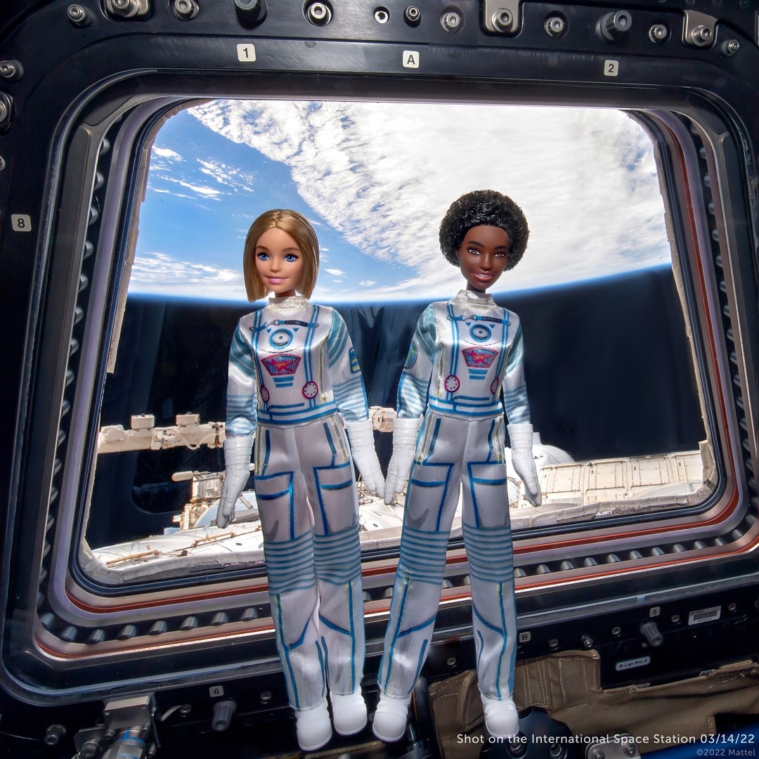 Barbie caucaziana si de culoare, imbracate in costum de astronauti