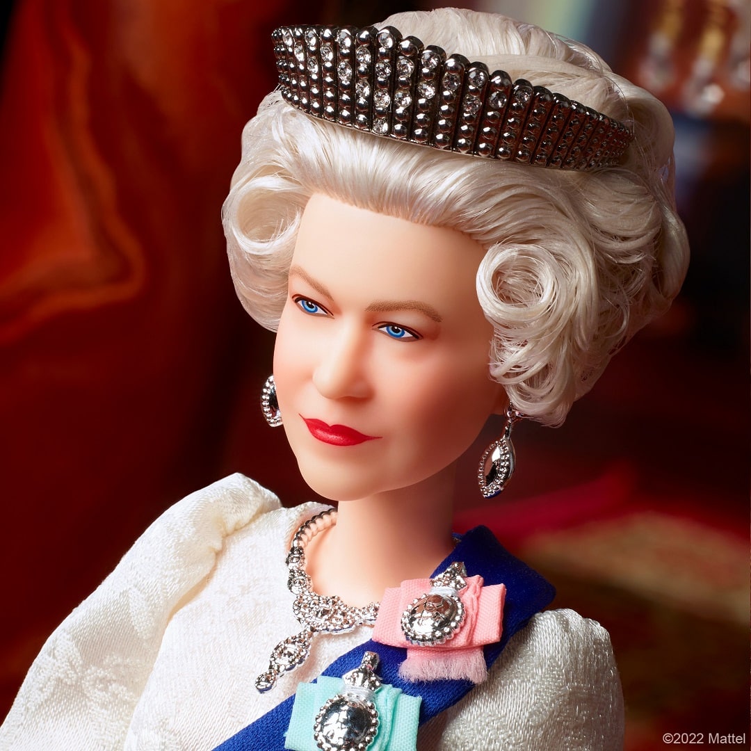 Regina Elisabeta ca papusa Barbie