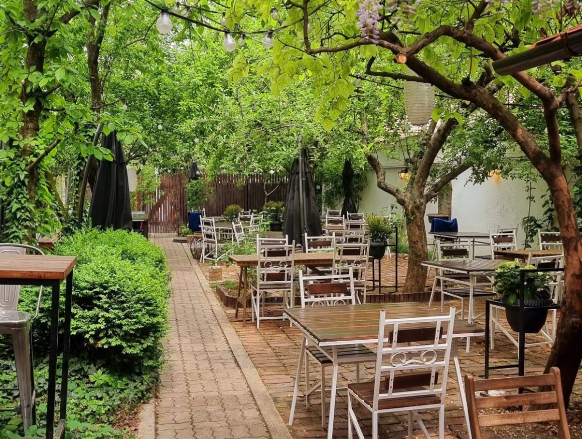 Grădini din București: Suento Garden, cu mese printre copaci