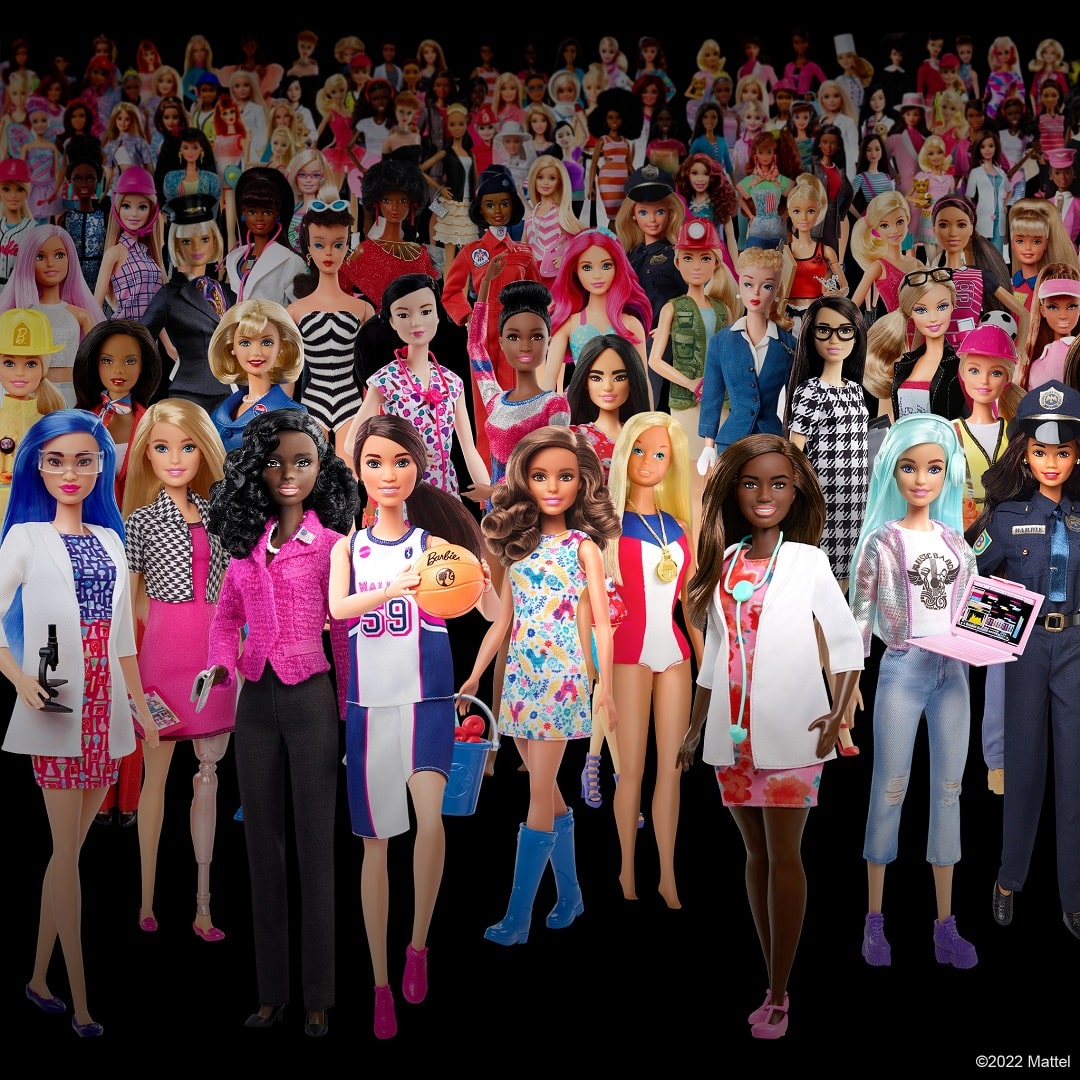 Multe papusi Barbie, in diverse costumatii, modele de-a lungul timpului 
