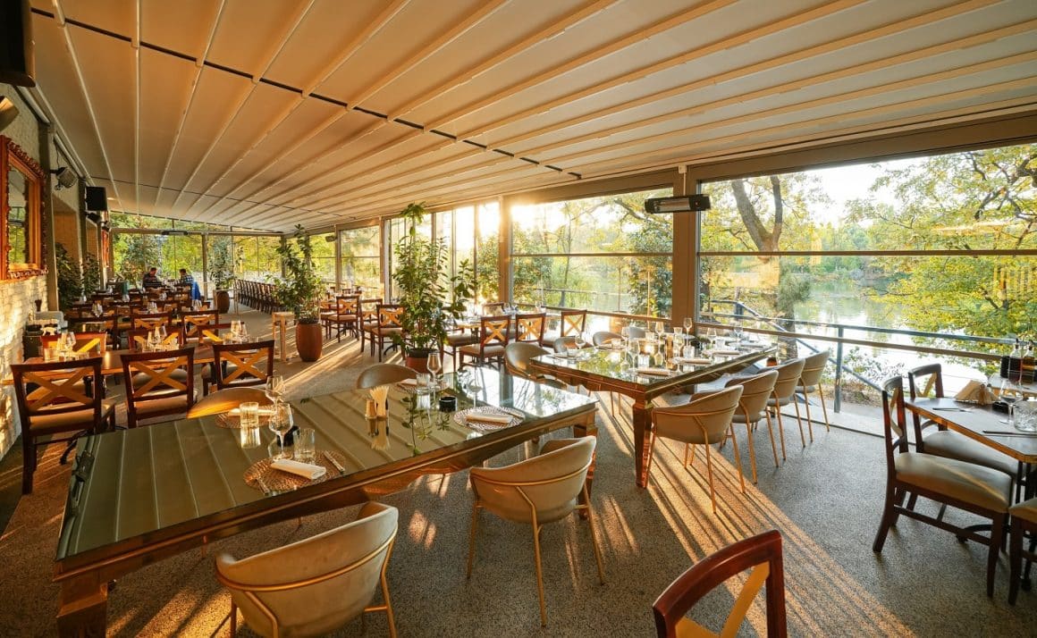 Terase din Herăstrău: Zexe Herăstră: Restaurant elegant, mobiliat in nuante de crem, cu perete lateral din geam ce ofera vedere spre lac