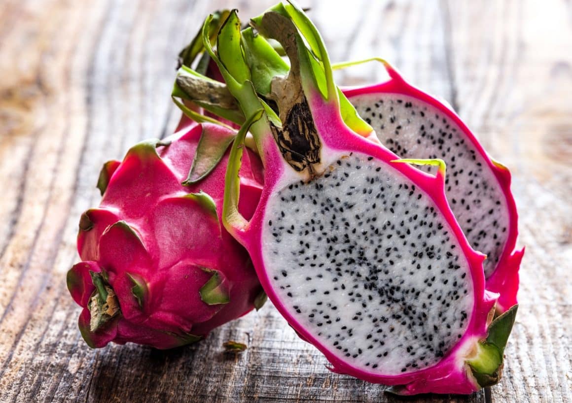 Close up cu Fructul Dragonului, unul din fructe exotice, cu coaja roz si pulpa alba cu seminte negre