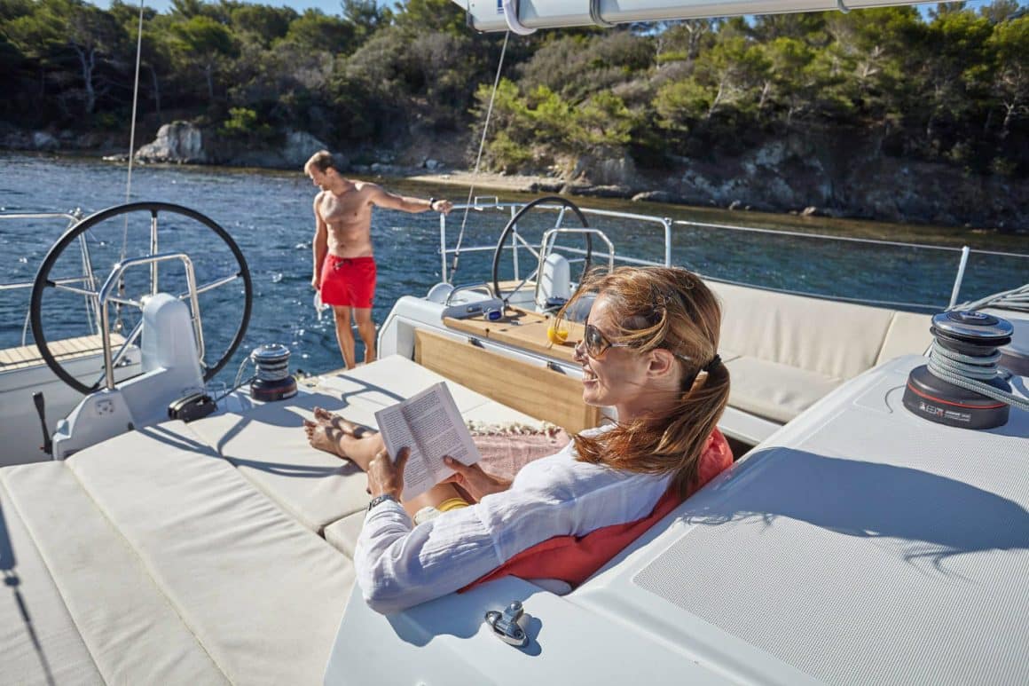 cuplu care se relaxeaza pe punte, la soare, la bordulu unui iaht. Vacanță pe iaht Croația