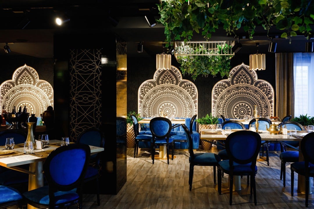 interiorul restaurantului libanez Marhaba, amenajat in stil oriental, unde mănânci bine în Cluj