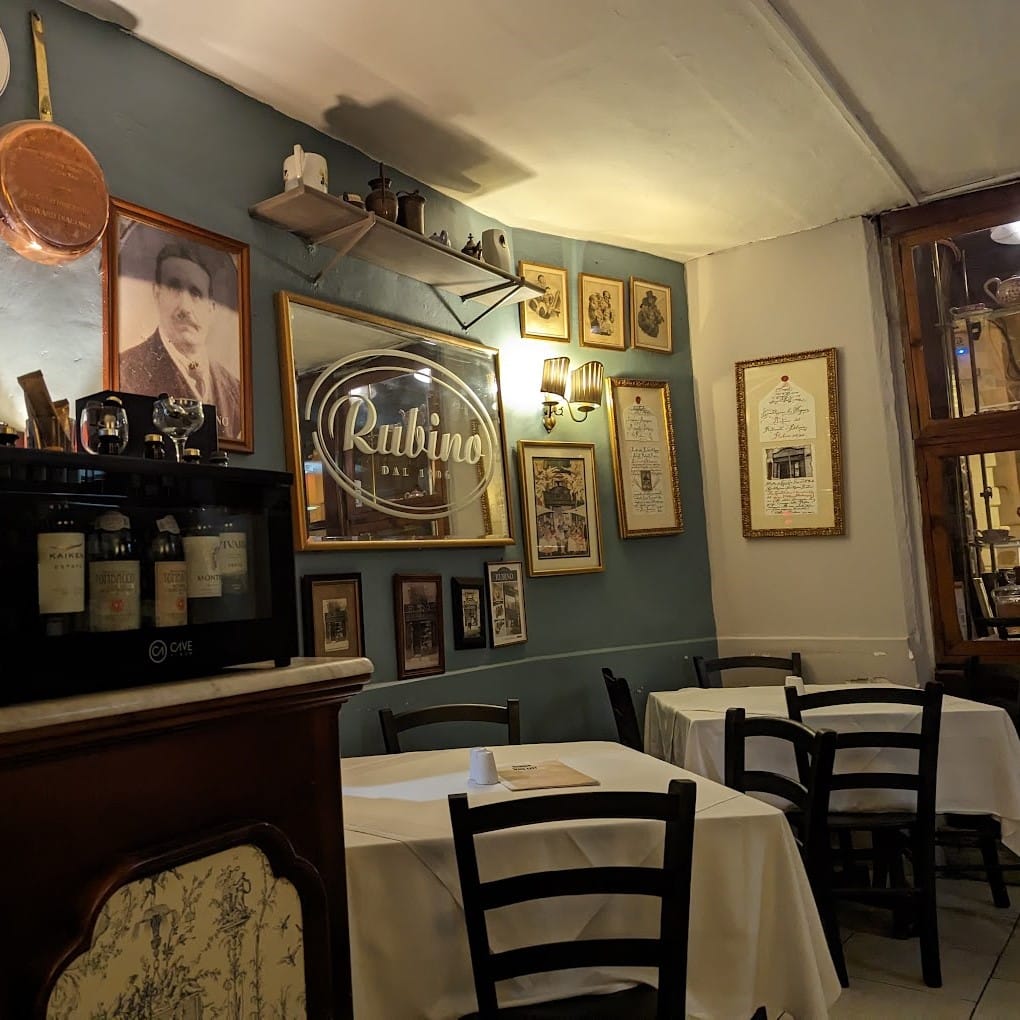 interiorul rustic al restaurantului iRubino, Valletta, Malta. 