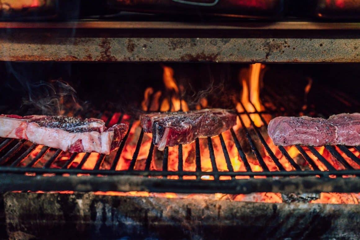 3 felii de vita premium pe gratar la Osho steakhouse, preparat din bucătăria americană
