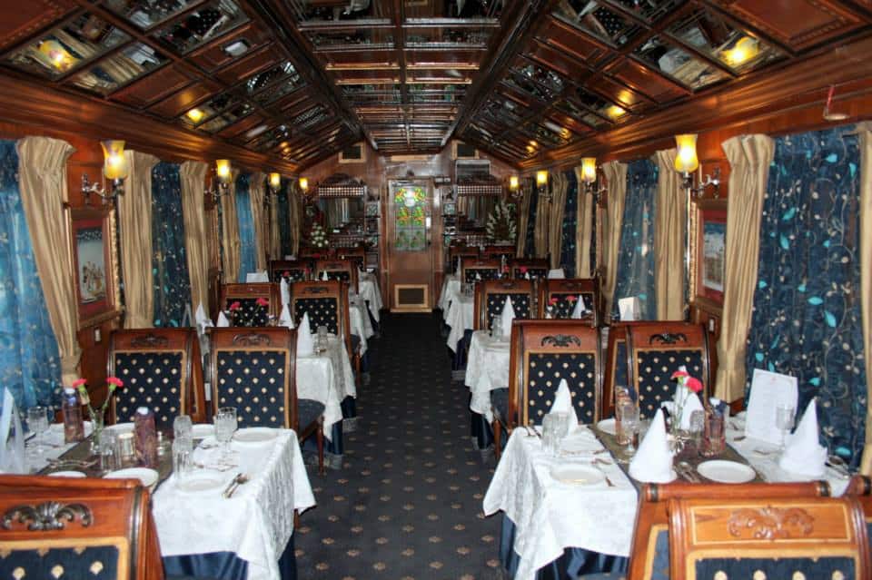 vagon restaurant din Trenul Palace on Weels India.