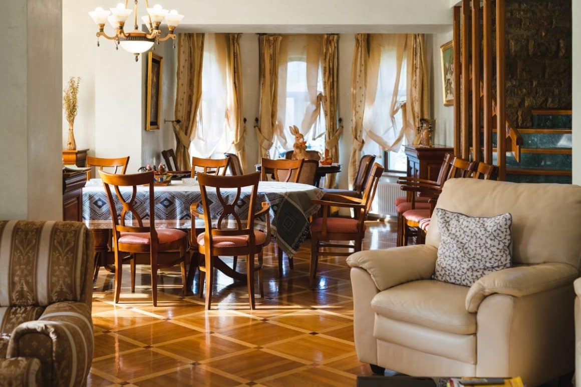 interiorul restaurantului din Zaivant retreat, cu scaune de lemn și mese acoperite cu fețe de masa