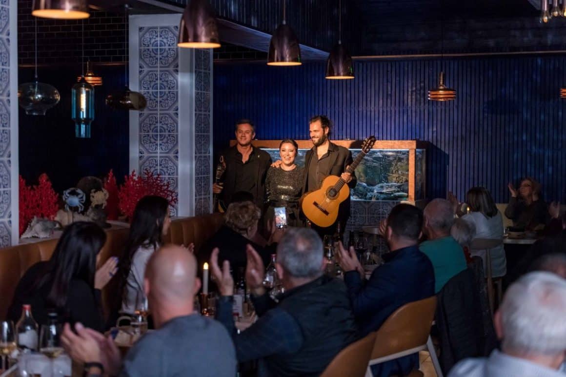 un grup de muzicieni este aplaudat de clientii restaurantului dancing lobster, unul din locurile cu muzica live in bucuresti