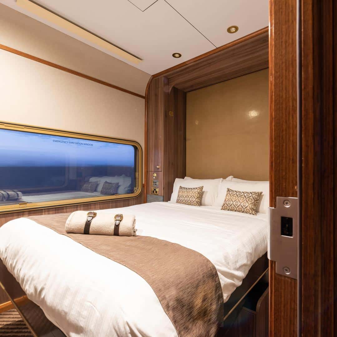 o cabină de dormit intrunul dintre trenurile internaționale de lux
