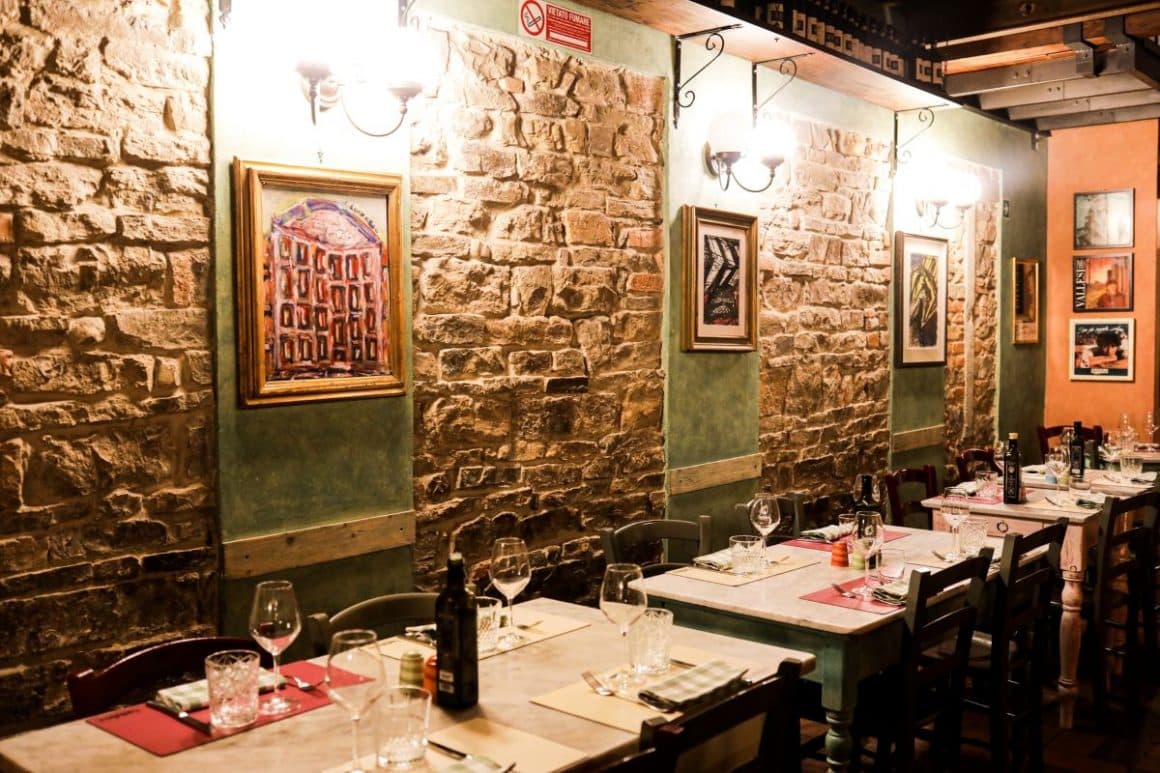 interiorul restaurantului Osteria Cipolla Rossa, specializat in mancarea traditionala din toscana