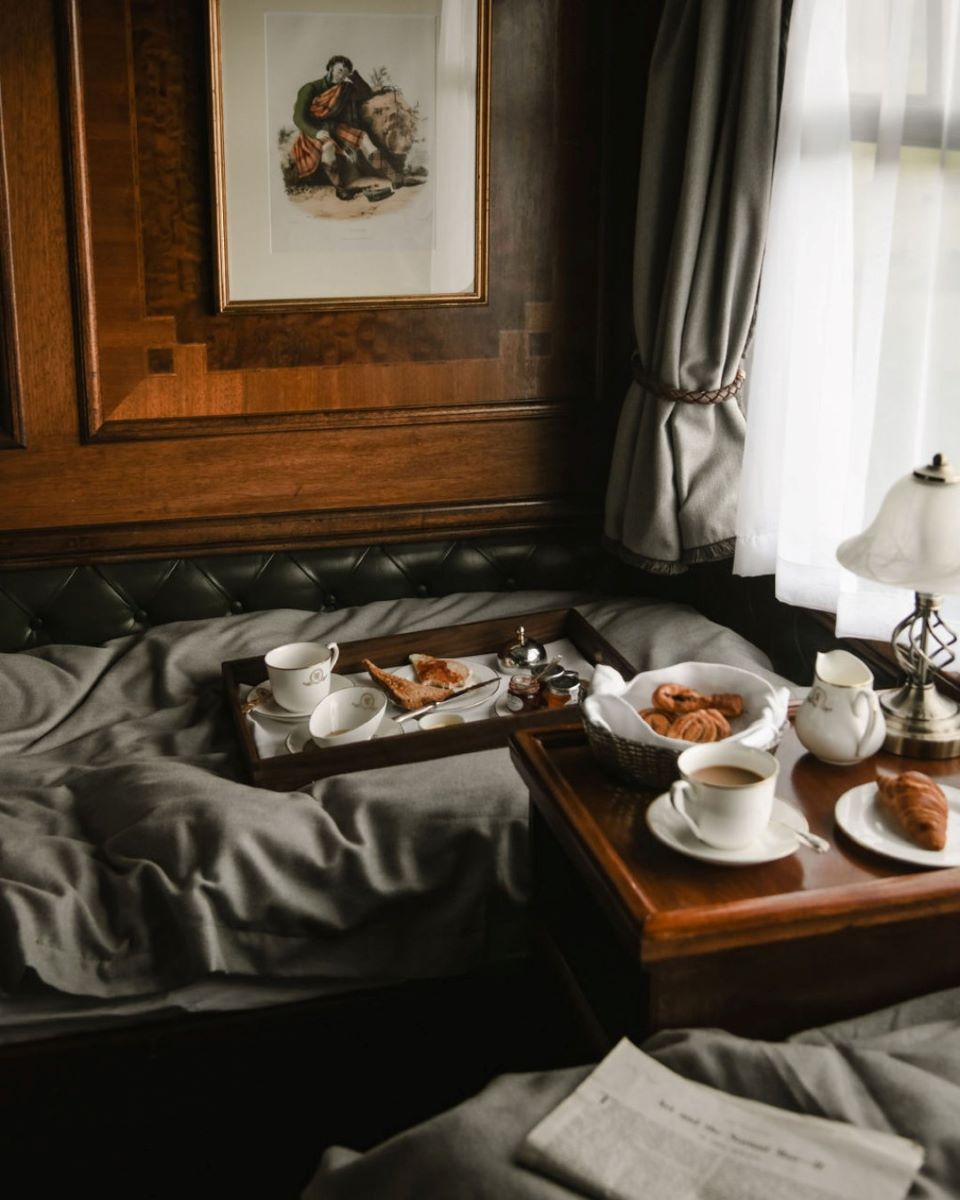 un salon de dormit dintr-un vagon de trenuri internaționale de lux, cmicul dejun servit in pat