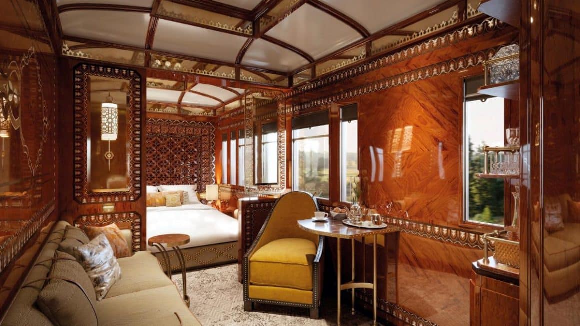 un interior de cabină de tren luxoasă, cu pereti placati cu mahon și mobilier opulent