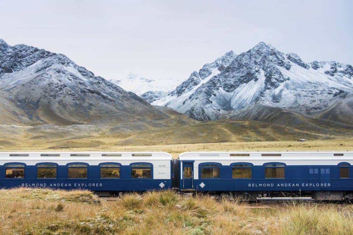 un tren trece prin dreptul munților anzi inzapeziti. Andean Explorer