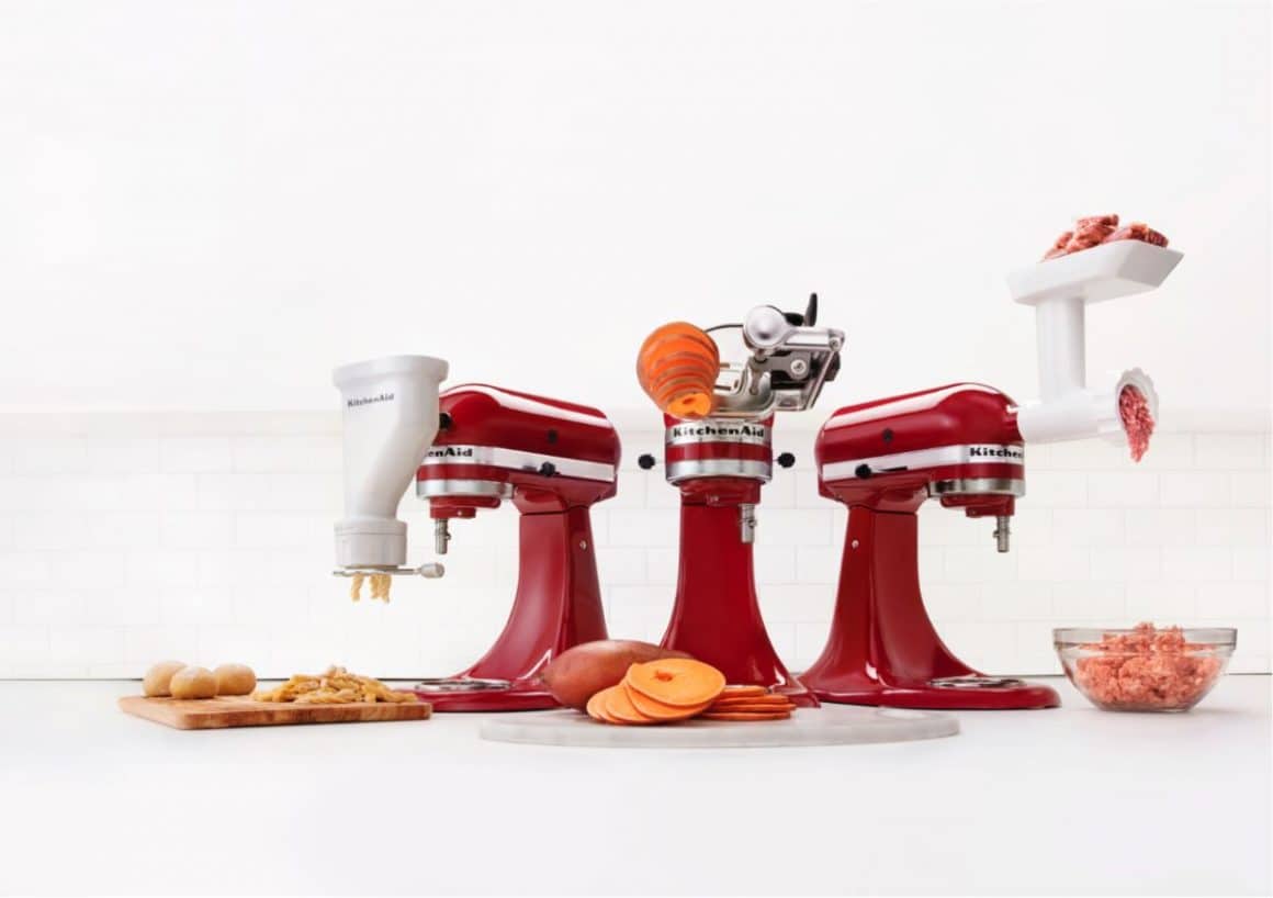 trei roboti de bucatarie rosii sunt asezati pe un blat și indeplinesc sarcinidiferite. unul dintre ustensile esențiale într-o bucătărie, robotul de bucatarie. 