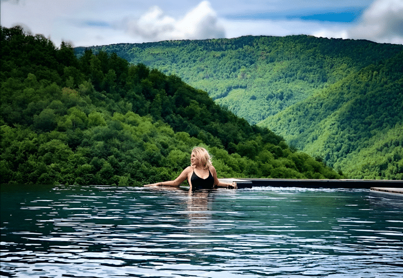 5 locuri cu piscină la munte, de o frumusețe care-ți taie răsuflarea