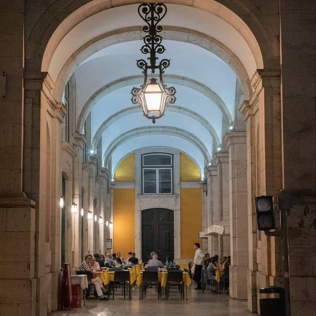 mese in fata restaurantului Martinho da Arcada (Lisabona) fotografiate din dreptul unei arcade