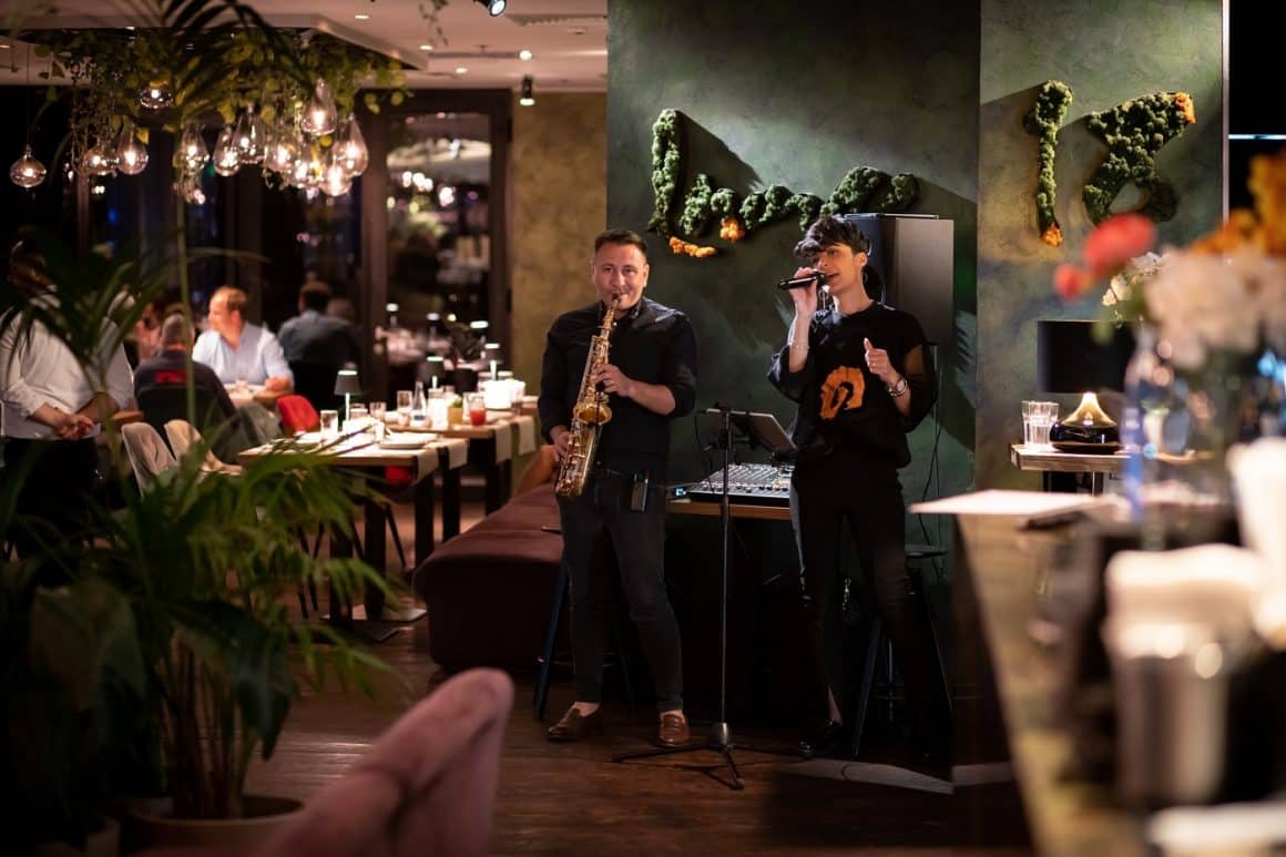 Saxofonist si cantareata intretin atmosfera de la cină la 18 Lounge. Restaurante cu muzică live din București