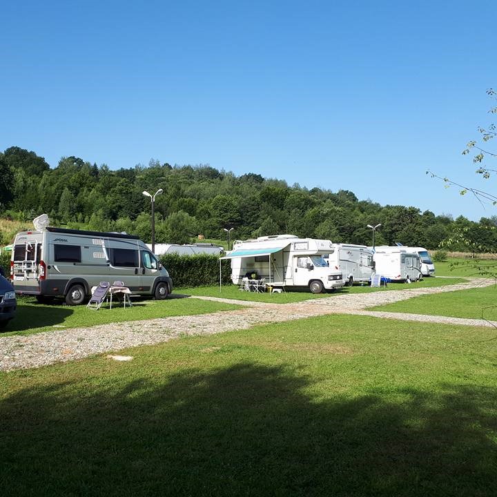 curte mare cu mai multe autorulote parcate la camping Cheile Rașnoavei