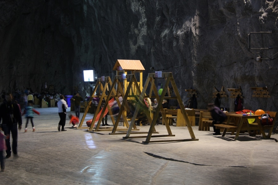 un loc de joaca pentru copii, intr-una dintre salinele din romania
