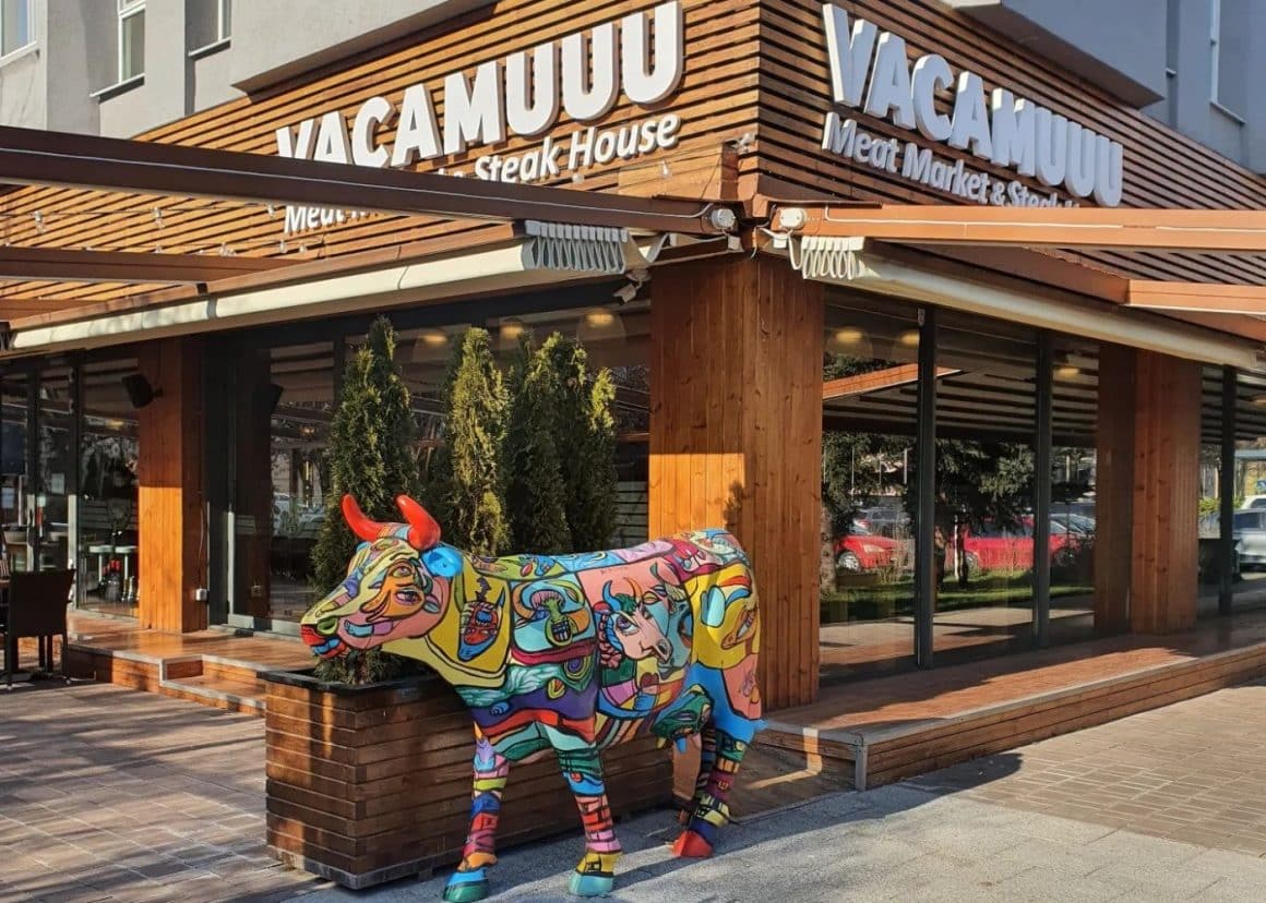 o vaca din plastic colorata, in marime naturala, in fata restaurantului Vacamuuu, top steakhuse din București