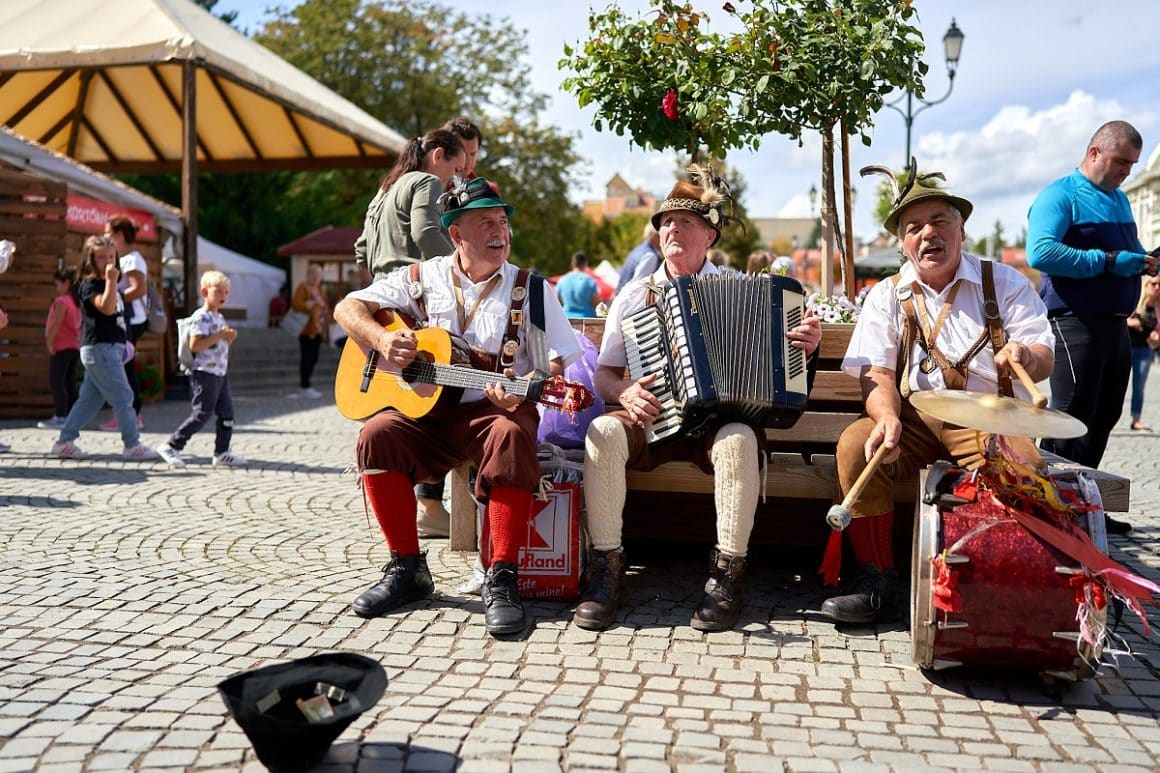 grup de muzicanti batrani imbracati in costume traditional maghiare