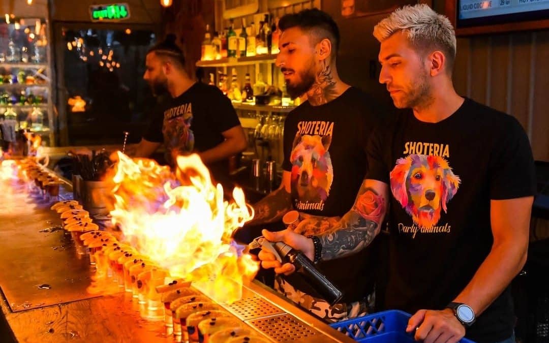 3 barmani flambeaza shoteruri la Shoteria - cocktail baruri București