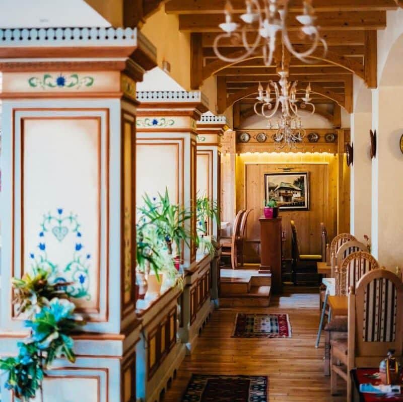 interiorul clasic al unui restaurant cu coloane decorative și mobilier clasic
