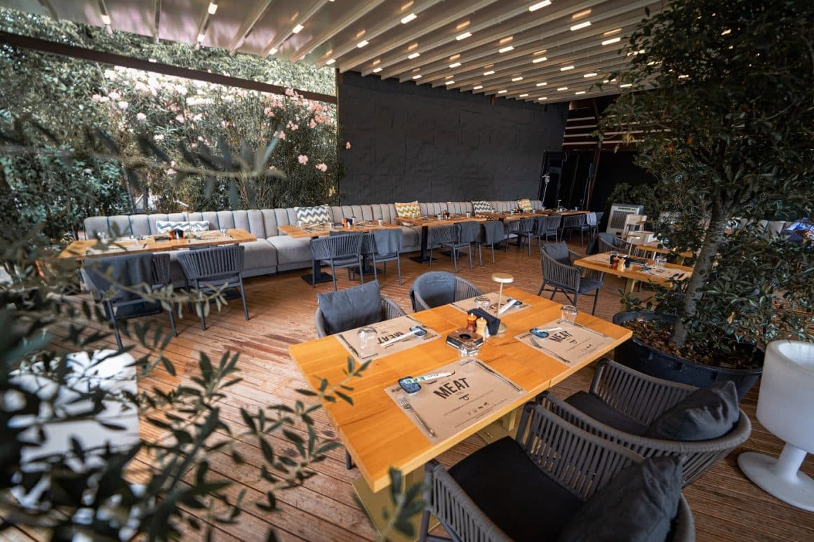 Restaurantul argetine, steakhouse din Bucufurești, amenajay modern, minimalist, cu plante decorative